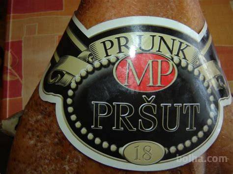 Pršut s kostjo na lesenem stojalu