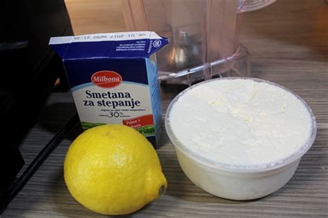 kremasta skutina pita z limono in cimetom