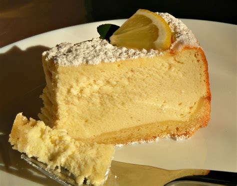 skutina torta s piškotnim dnom