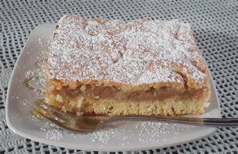 jabolčna pita z mrežo iz testa