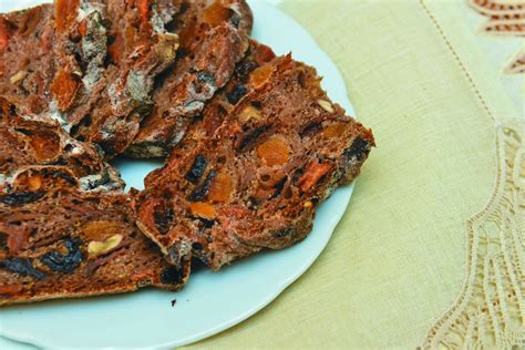 Božični kruh z rozinami na rešetki