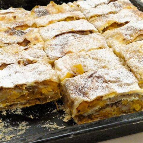 Gibanica s skuto in zelenjavo v okroglem pekaču