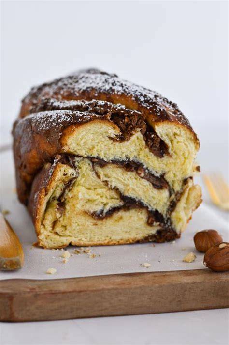 prerezana čokoladna babka s prepletenim vzorcem