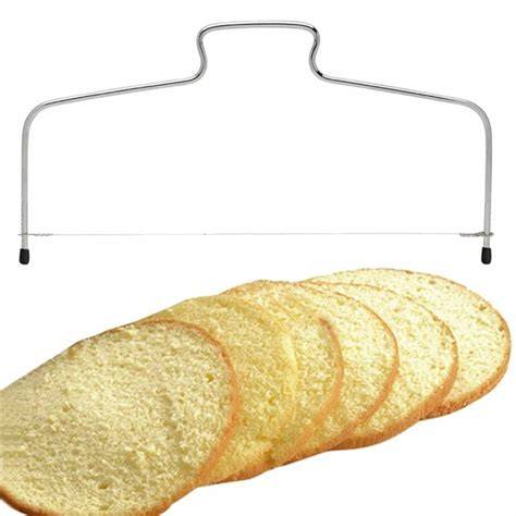 rezanje biskvita z nazobčanim nožem