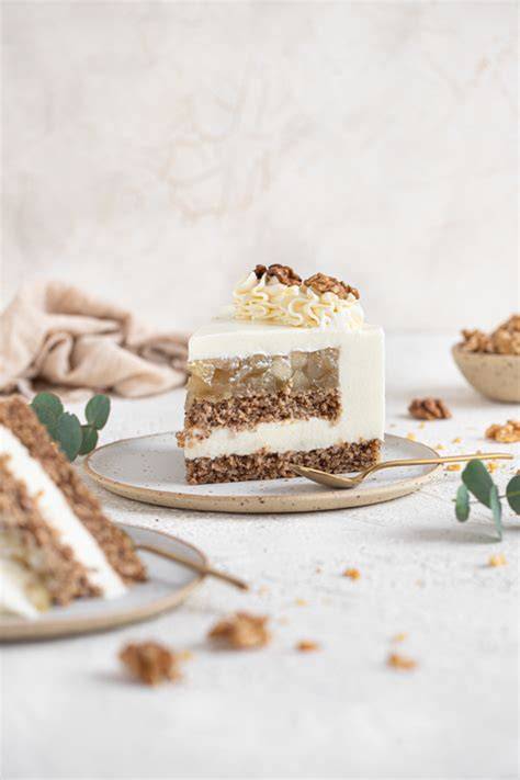 Vasina torta z orehi in beljakovo kremo