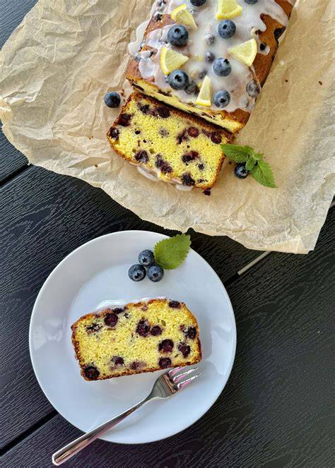Okrogli borovničev kolač z limono