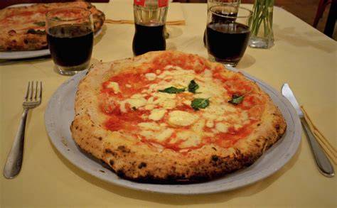 napolitanska pica z mocarelo