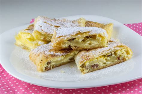 zlato pečen skutni štrudelj