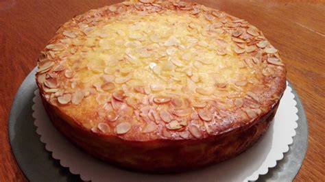 pomarančna skutina torta z mandlji