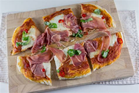 Pizza Marija s pršutom in češnjevim paradižnikom