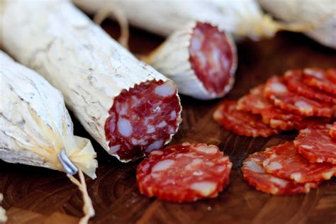 sušenje kraške salame v kleti