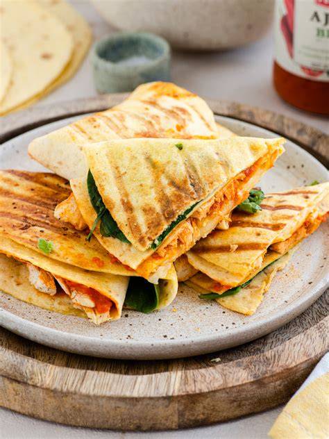 špargljeva tortilja s cheddar sirom
