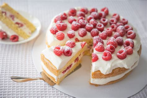 kremna torta s piškoti in malinami