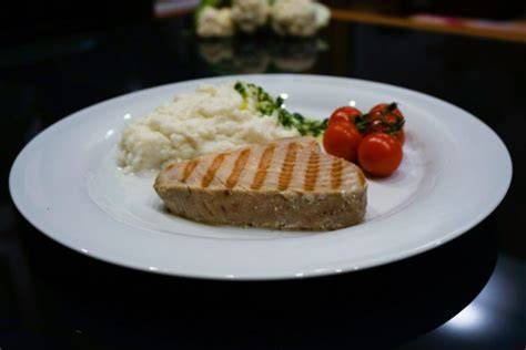 tunin steak s krompirjevim pirejem