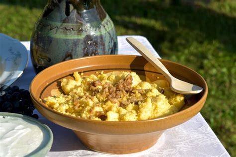 Tradicionalna slovenska polenta z ocvirki