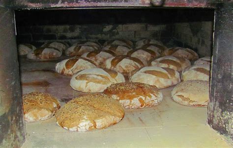 peka domačega črnega kruha v pečici