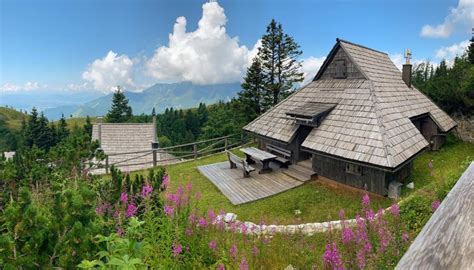 Velika planina planšarska koča in štruklji