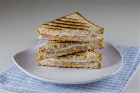 Toast s šunko in sirom v jajcu