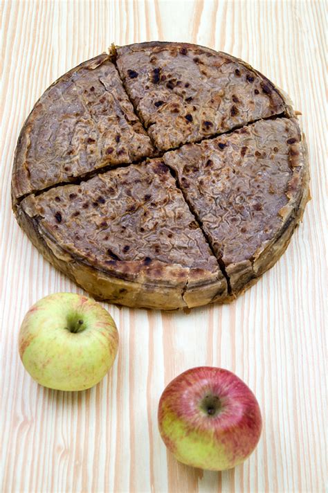 Jabolčni burek v okroglem pekaču