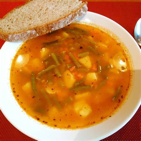 ponev s stročjim fižolom krompirjem in slanino