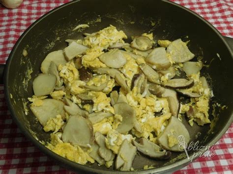 praženi jurčki s čebulo in zelišči