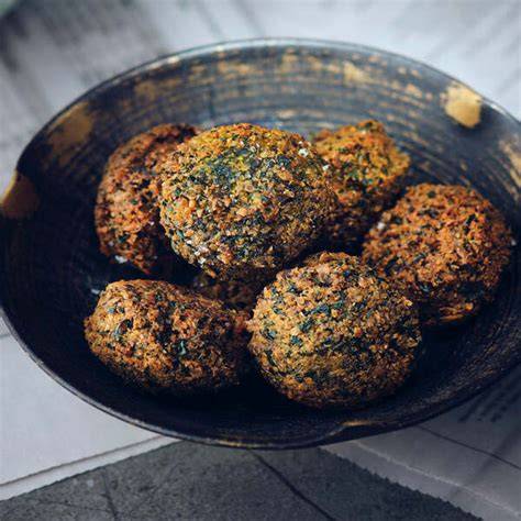 Hrustljavi falafel s čičeriko in zelenjavo