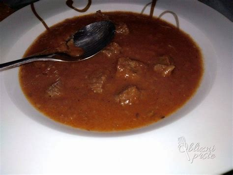 Goveji golaž v loncu z gosto omako