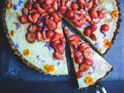 Veganska mangova torta in brezglutenska Pavlova