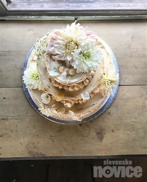poročna torta s svežim cvetjem
