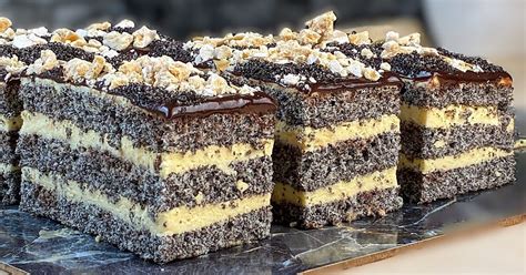 Rezine makove torte s pomarančami in jagodičevjem