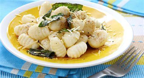 Njoki z žajbljevim maslom in parmezanom
