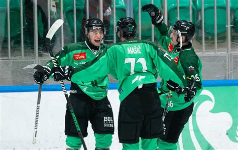 Luka Jezeršek s hokejisti HK Olimpija