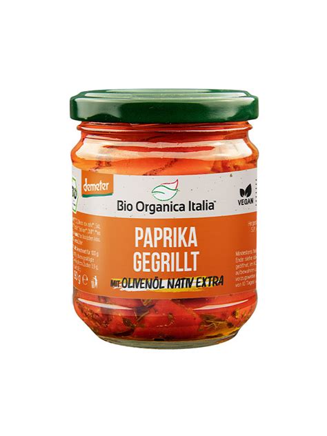 paprika v loncu na svetlem oknu