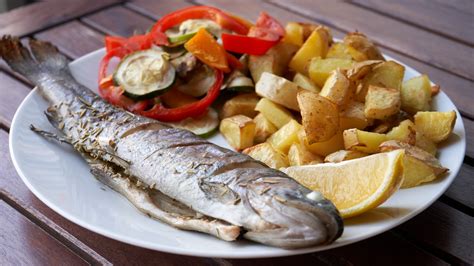 Pečena riba s krompirjem in zelenjavo