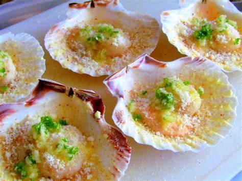 Gratinirane in pečene kapesante