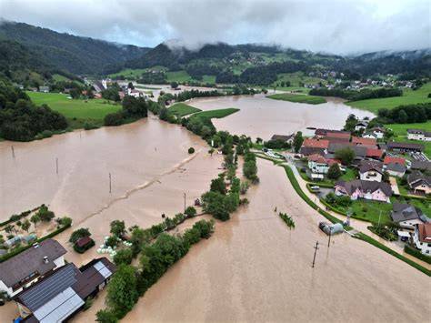 Reka poplave prostor Slovenija