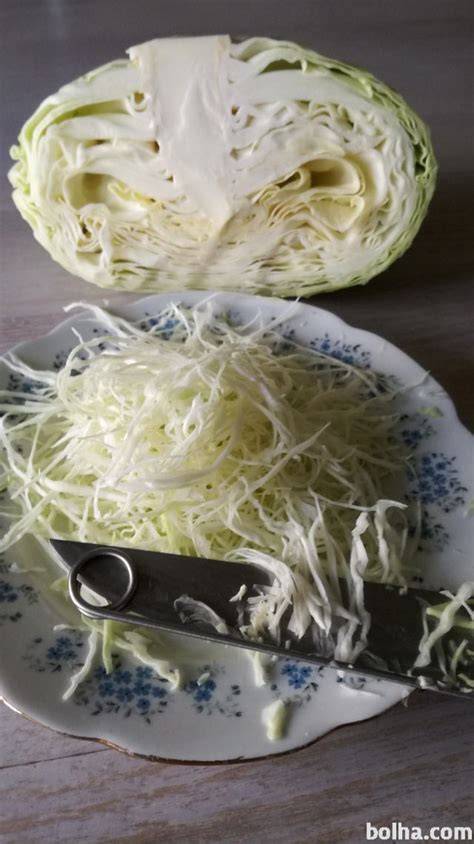 tanko narezano zelje za solato