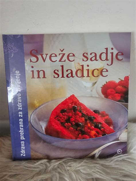 Raznolike sveže sladice v slaščičarni