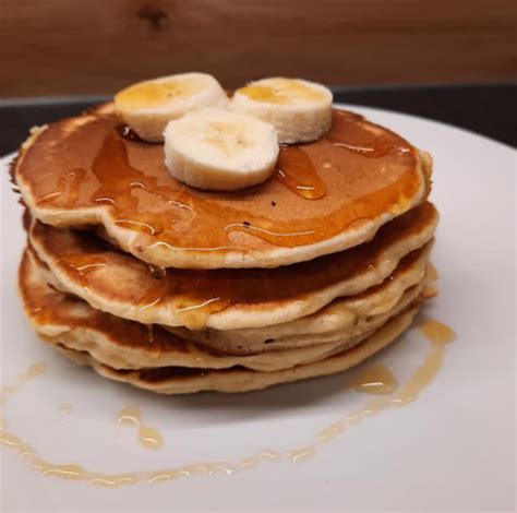 mini bananine palačinke na krožniku