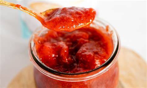 polnjenje vroče marmelade v steklene kozarce