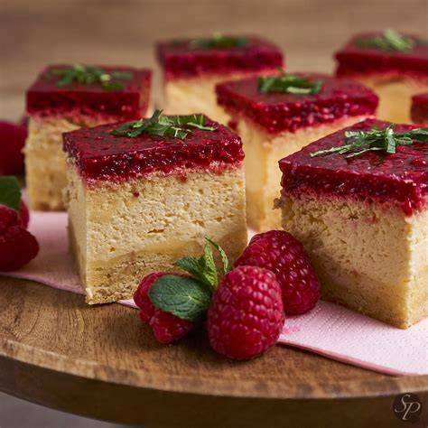 Pečene skutine kocke z malinami