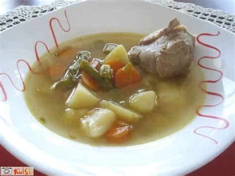 krepka mesna enolončnica z zelenjavo