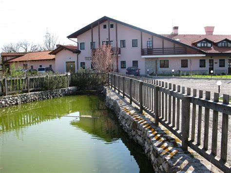 Kraška domačija med kamnitimi hišami