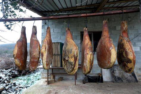 Sušenje kraškega pršuta v tradicionalni pršutarni