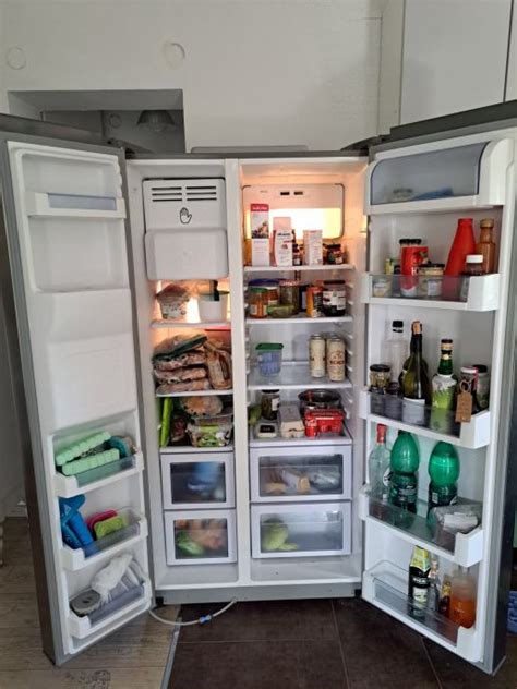 hladilnik s posodo testenin