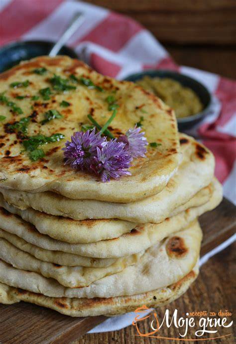 indijski naan in čapati na leseni deski