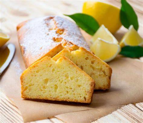 Limonin kolač na servirnem krožniku