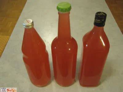 rabarbarin sirup v steklenički