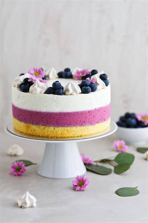borovničeva torta z makovim biskvitom