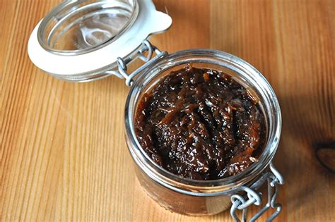 Čebulna marmelada ob burgerju in sirih